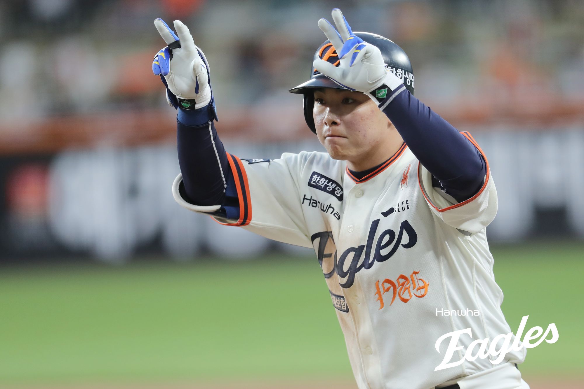 한화 내야수 문현빈은 20일 대전한화생명볼파크에서 열린 '2025 신한 SOL Bank KBO 리그' NC와 정규시즌 세 번째 맞대결에서 3번 지명타자로 선발 출전했다. 5회말과 7회말 적시타로 총 4타점을 뽑아내며 공격에 활력을 불어넣었다. 한화 이글스