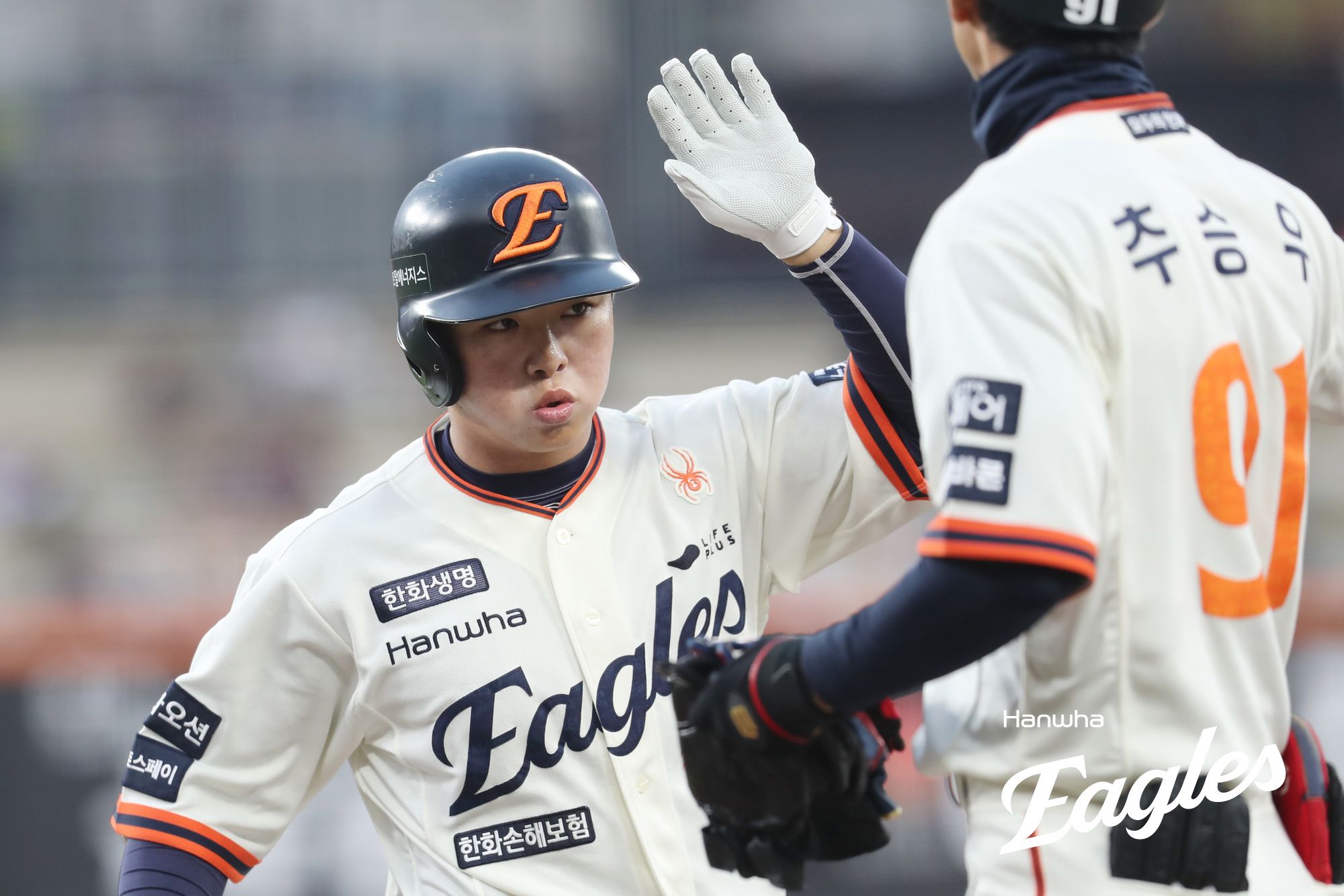 한화 내야수 문현빈(왼쪽)은 20일 대전한화생명볼파크에서 열린 '2025 신한 SOL Bank KBO 리그' NC와 정규시즌 세 번째 맞대결에서 3번 지명타자로 선발 출전했다. 5회말과 7회말 적시타로 총 4타점을 뽑아내며 공격에 활력을 불어넣었다. 한화 이글스