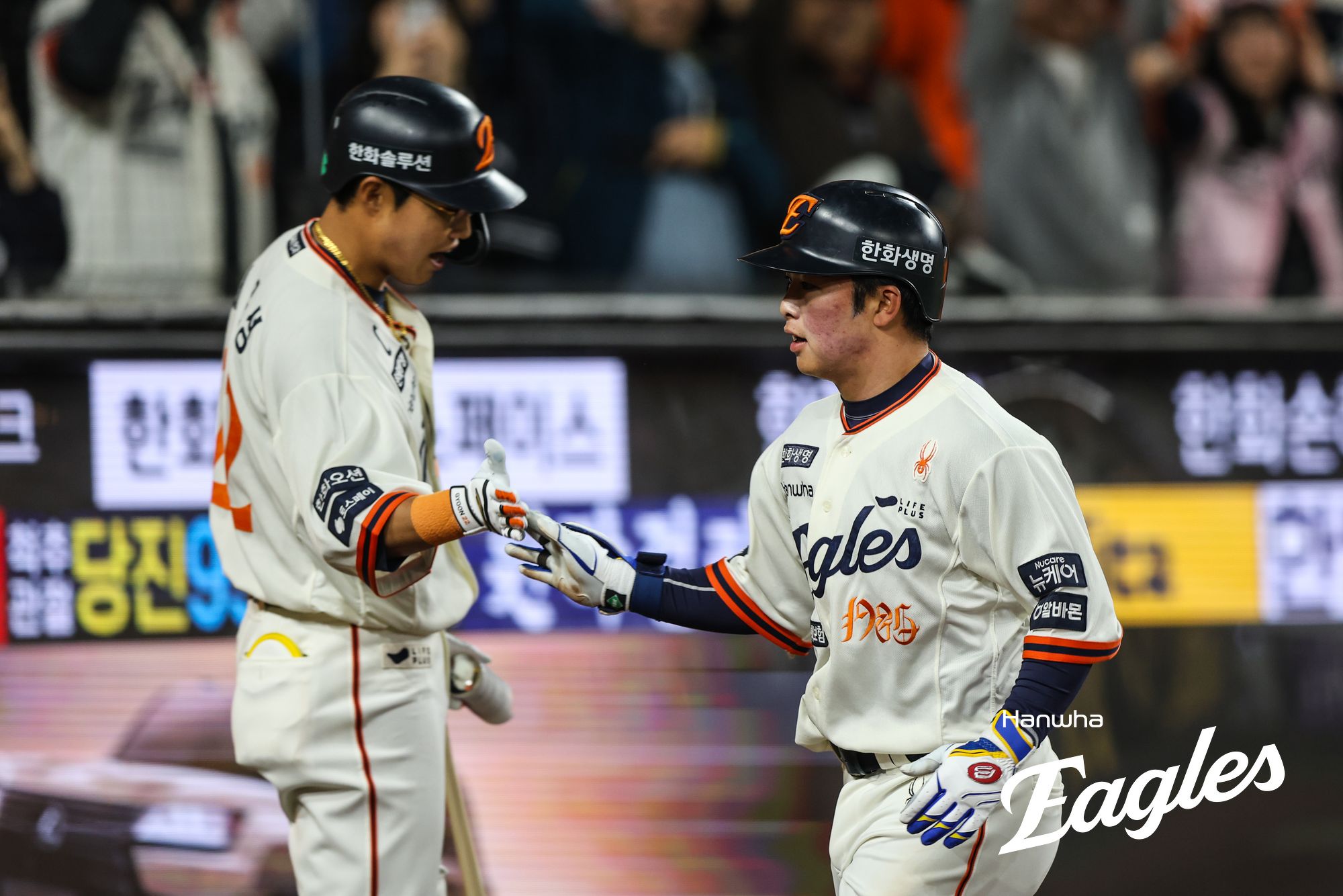 한화 내야수 문현빈(오른쪽)은 20일 대전한화생명볼파크에서 열린 '2025 신한 SOL Bank KBO 리그' NC와 정규시즌 세 번째 맞대결에서 3번 지명타자로 선발 출전했다. 5회말과 7회말 적시타로 총 4타점을 뽑아내며 공격에 활력을 불어넣었다. 한화 이글스