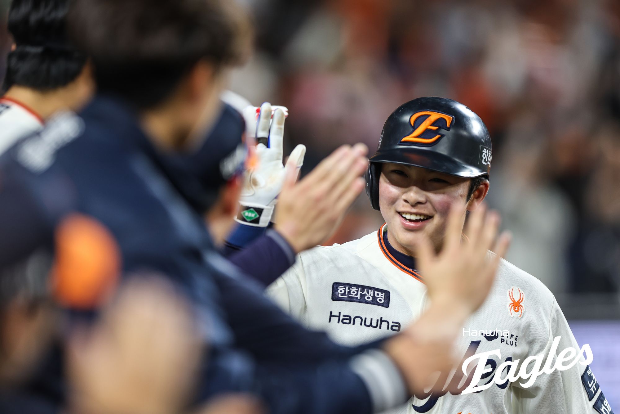 한화 내야수 문현빈은 20일 대전한화생명볼파크에서 열린 '2025 신한 SOL Bank KBO 리그' NC와 정규시즌 세 번째 맞대결에서 3번 지명타자로 선발 출전했다. 5회말과 7회말 적시타로 총 4타점을 뽑아내며 공격에 활력을 불어넣었다. 한화 이글스