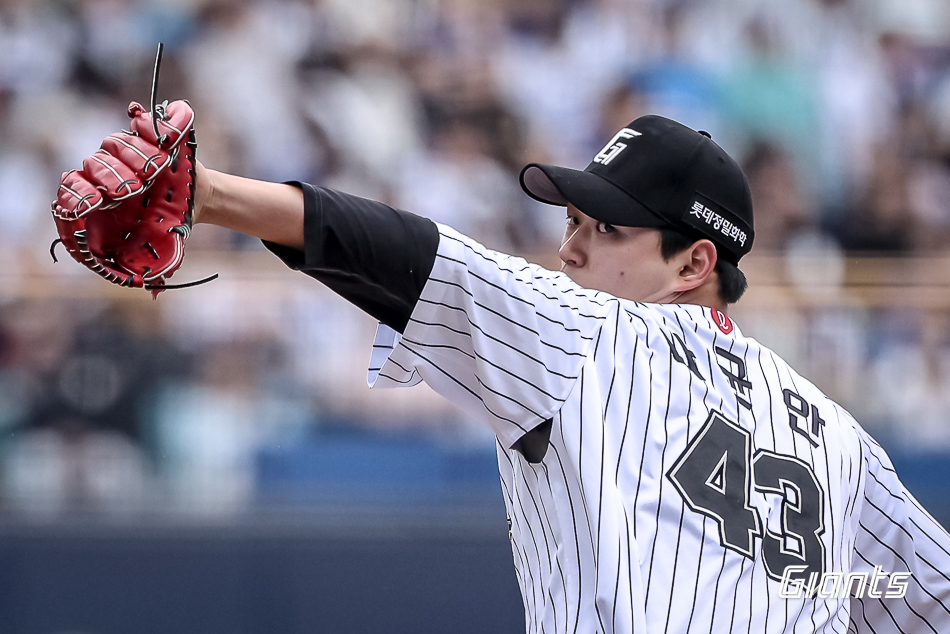 롯데 자이언츠 선발투수 나균안이 20일 대구 삼성 라이온즈전에 선발 등판해 투구하고 있다. 롯데 자이언츠