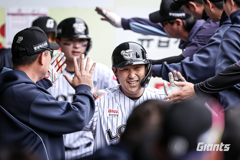 롯데 자이언츠 유강남이 20일 대구 삼성 라이온즈전에서 홈런을 친 뒤 득점해 축하 받고 있다. 롯데 자이언츠