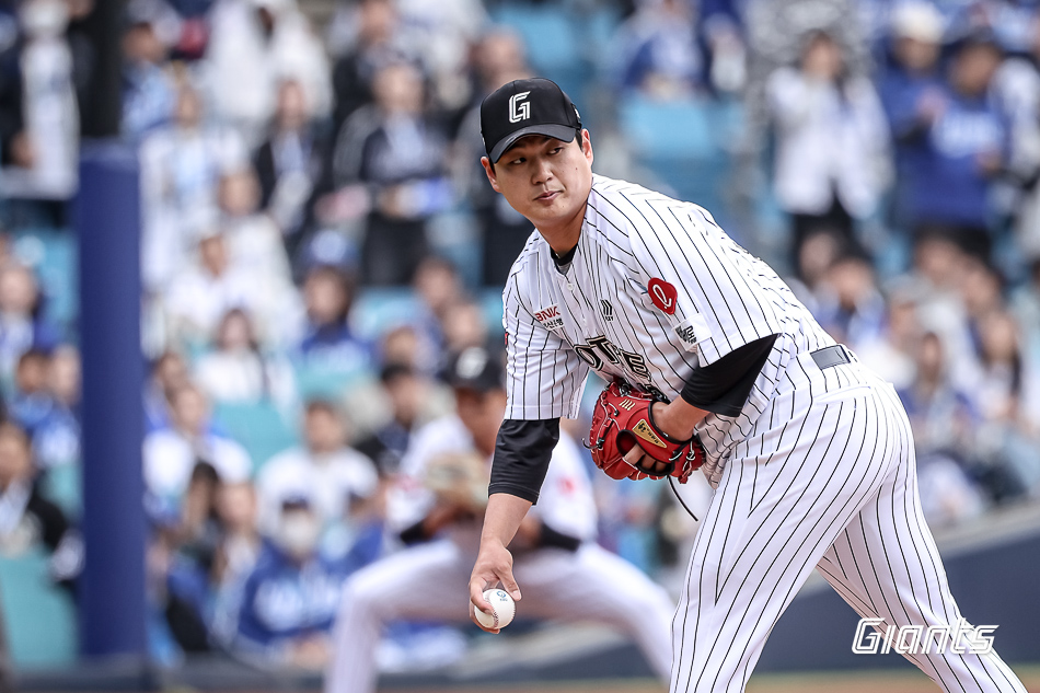 롯데 자이언츠 선발투수 나균안이 20일 대구 삼성 라이온즈전에 선발 등판해 투구를 준비하며 1루 주자를 주시하고 있다. 롯데 자이언츠
