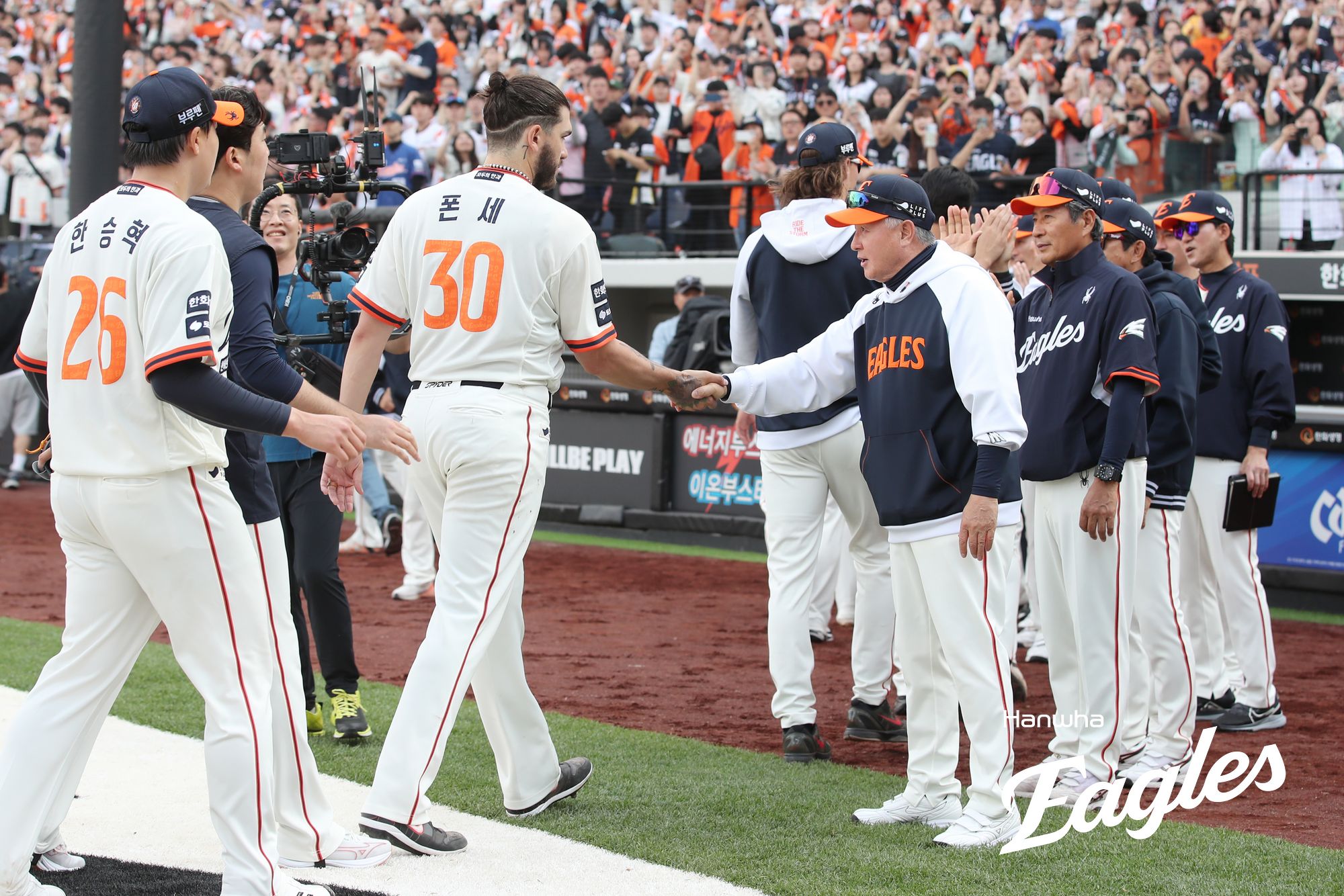 한화 투수 폰세(30번)는 20일 대전한화생명볼파크에서 열린 '2025 신한 SOL Bank KBO 리그' NC와 정규시즌 3번째 맞대결에서 선발 등판했다. 7이닝 1피안타 무실점 13탈삼진 압도적인 투구로 시즌 4승(무패)을 챙겼다. 동시에 팀은 2001년 후 24년 만에 선발 7연승을 기록했다. 한화 이글스