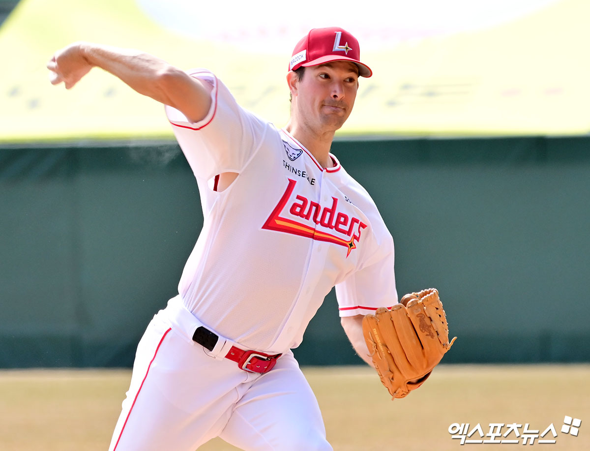 15일 오후 인천SSG랜더스필드에서 열린 '2025 신한 SOL Bank KBO리그' LG 트윈스와 SSG 랜더스의 시범경기, 1회초 SSG 선발투수 앤더슨이 공을 힘차게 던지고 있다. 엑스포츠뉴스 DB