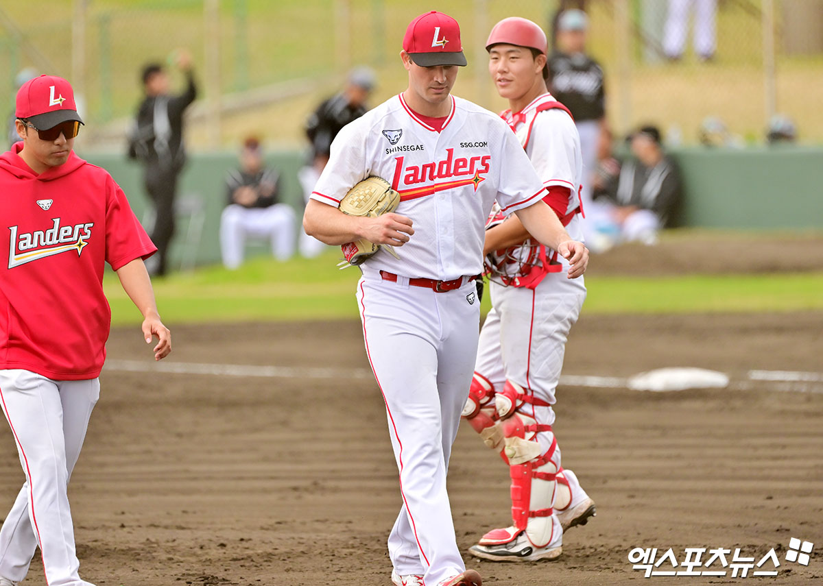 28일 오후 일본 오키나와 구시가와 구장에서 열린 KT 위즈와 SSG 랜더스의 연습경기, 3회초 SSG 선발투수 앤더슨이 마운드에서 내려오고 있다. 엑스포츠뉴스 DB