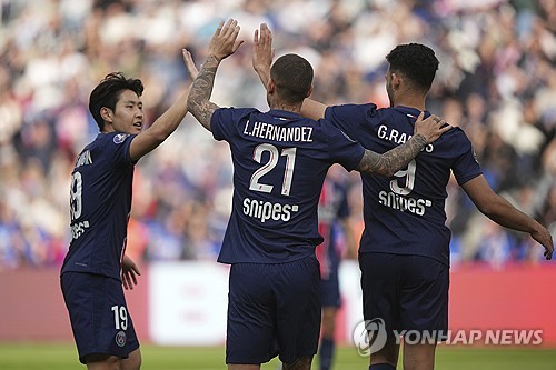 인상적인 모습이 보이지 않았지만, 안정적으로 경기를 소화한 이강인이 파리에 계속 남을 가능성이 커지고 있다. 루이스 엔리케 감독이 이끄는 PSG가 20일(한국시간) 프랑스 파리에 있는 파르크 데 프랭스에서 열린 르아브르와의 2024-2025시즌 리그1 30라운드 맞대결에서 2-1로 승리했다.연합뉴스