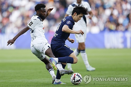 인상적인 모습이 보이지 않았지만, 안정적으로 경기를 소화한 이강인이 파리에 계속 남을 가능성이 커지고 있다. 루이스 엔리케 감독이 이끄는 PSG가 20일(한국시간) 프랑스 파리에 있는 파르크 데 프랭스에서 열린 르아브르와의 2024-2025시즌 리그1 30라운드 맞대결에서 2-1로 승리했다.연합뉴스