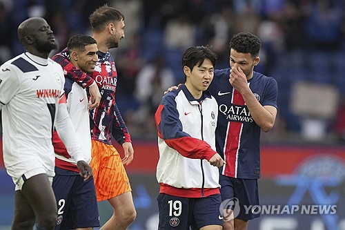인상적인 모습이 보이지 않았지만, 안정적으로 경기를 소화한 이강인이 파리에 계속 남을 가능성이 커지고 있다. 루이스 엔리케 감독이 이끄는 PSG가 20일(한국시간) 프랑스 파리에 있는 파르크 데 프랭스에서 열린 르아브르와의 2024-2025시즌 리그1 30라운드 맞대결에서 2-1로 승리했다.연합뉴스