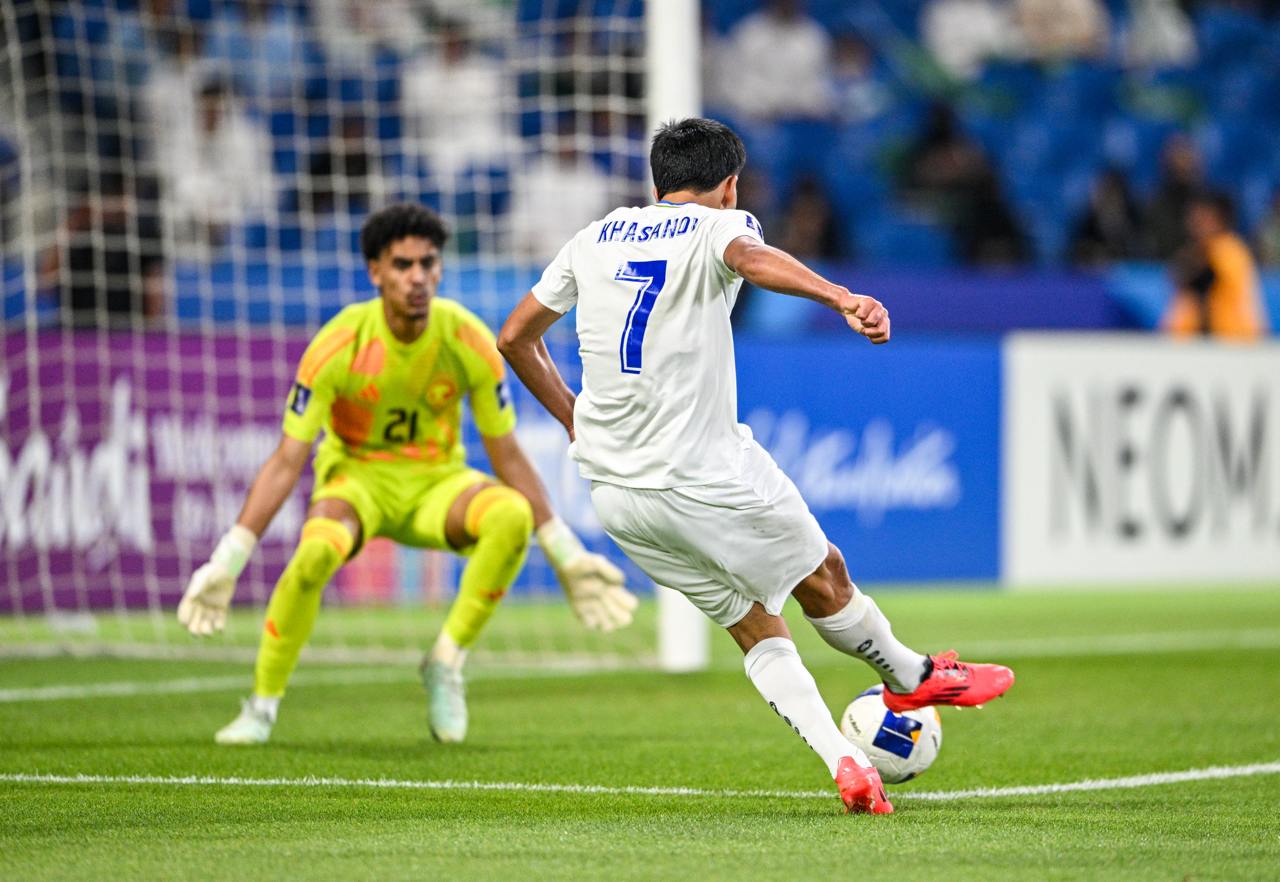 우즈베키스탄 U-17 축구 대표팀이 21일(한국시간) 사우디아라비아 타이프에 있는 킹 파흐드 스포츠시티 스타디움에서 열린 사우디아라비아와의 2025 아시아축구연맹(AFC) U-17 아시안컵 결승전에서 2-0으로 승리해 우승을 차지했다. 우즈베키스탄