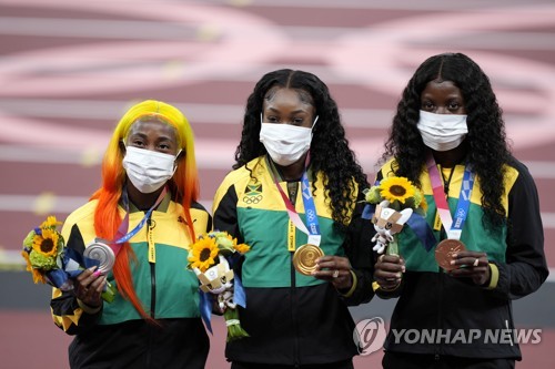 미국 피플지 등에 따르면 프레이저-프라이스는 전날 아들 자이언의 학교 운동회에서 열린 학부모 100m 달리기에 참여했다. 당시 상황이 담긴 영상에서 푸른 옷을 입은 프레이저-프라이스는 출발하자마자 다른 학부모들을 멀찌감치 앞서나갔다. 나중에는 그를 찍고 있던 드론조차 따돌렸다.연합뉴스