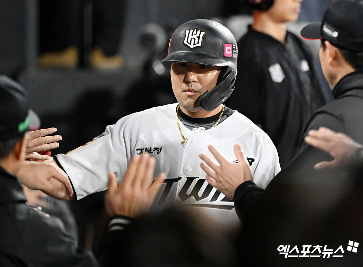 11일 오후 수원KT위즈파크에서 열린 '2025 신한 SOL Bank KBO리그' 삼성 라이온즈와 KT 위즈의 경기, 6회말 1사 3루 KT 김상수가 황재균의 1타점 적시타때 득점에 성공한 후 더그아웃에서 하이파이브를 하고 있다. 엑스포츠뉴스 DB