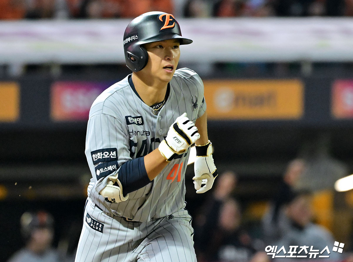 17일 오후 인천SSG랜더스필드에서 열린 '2025 신한 SOL Bank KBO리그' 한화 이글스와 SSG 랜더스의 경기, 7회초 1사 2루 한화 최인호가 1타점 2루타를 날리고 있다. 엑스포츠뉴스 DB