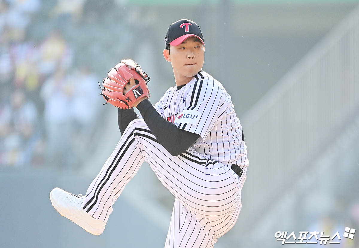 22일 오후 서울 송파구 잠실야구장에서 열린 '2025 신한 SOL Bank KBO리그' 롯데 자이언츠와 LG 트윈스의 경기, 9회초 LG 우강훈이 역투하고 있다. 엑스포츠뉴스 DB