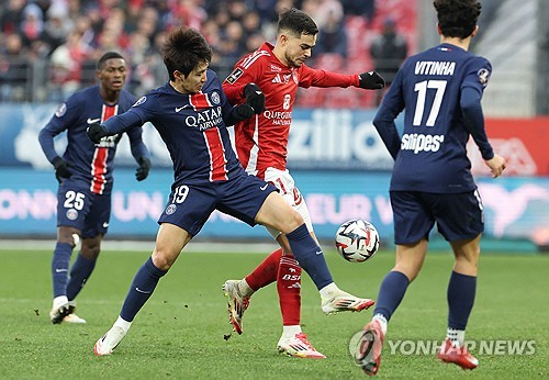 프랑스 PSG를 지휘하는 루이스 엔리케 감독이 이강인의 포지션을 수비형 미드필더로 바꿔 활용할 뜻을 21일 전했다. 이강인의 수비형 미드필더 변신은 홍명보 감독이 이끄는 대한민국 축구대표팀에도 적지 않은 도움이 될 수 있다. 이강인의 수비력이 오르는 상황이어서 그가 PSG에서 수비형 미드필더로 변신한다면 대표팀에 큰 도움이 될 전망이다. 연합뉴스