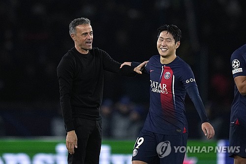 프랑스 PSG를 지휘하는 루이스 엔리케 감독이 이강인의 포지션을 수비형 미드필더로 바꿔 활용할 뜻을 21일 전했다. 이강인의 수비형 미드필더 변신은 홍명보 감독이 이끄는 대한민국 축구대표팀에도 적지 않은 도움이 될 수 있다. 이강인의 수비력이 오르는 상황이어서 그가 PSG에서 수비형 미드필더로 변신한다면 대표팀에 큰 도움이 될 전망이다. 연합뉴스