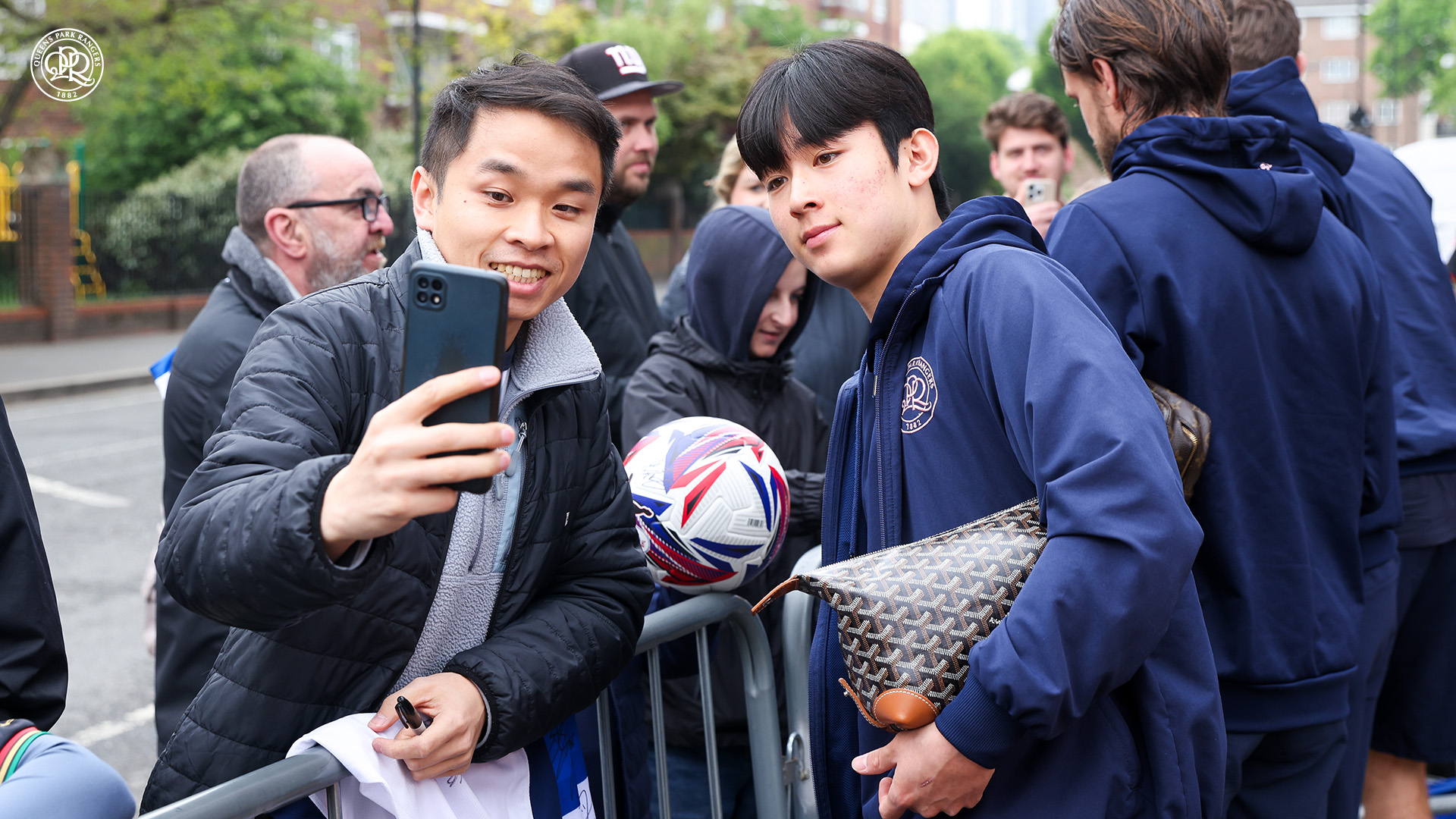 퀸즈파크 레인저스가 21일(한국시간) 영국 런던에 있는 로프터스 로드에서 열린 스완지 시티와의 2024-2025시즌 챔피언십 44라운드 홈 경기에서 1-2로 패했다. QPR