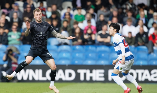 퀸즈파크 레인저스가 21일(한국시간) 영국 런던에 있는 로프터스 로드에서 열린 스완지 시티와의 2024-2025시즌 챔피언십 44라운드 홈 경기에서 1-2로 패했다. 스완지