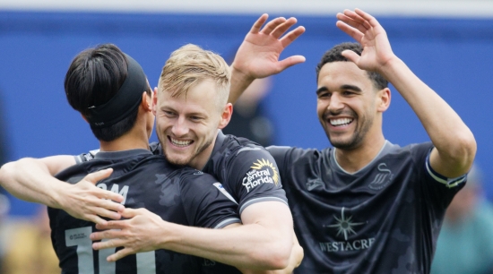 퀸즈파크 레인저스가 21일(한국시간) 영국 런던에 있는 로프터스 로드에서 열린 스완지 시티와의 2024-2025시즌 챔피언십 44라운드 홈 경기에서 1-2로 패했다. 스완지