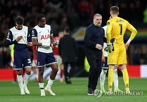 엔지 포스테코글루 감독이 이끄는 토트넘 홋스퍼가 22일(한국시간) 영국 런던에 있는 토트넘 홋스퍼 스타디움에서 열린 노팅엄 포레스트와의 2024-2025시즌 프리미어리그 33라운드 홈 경기에서 1-2로 패했다. 연합뉴스