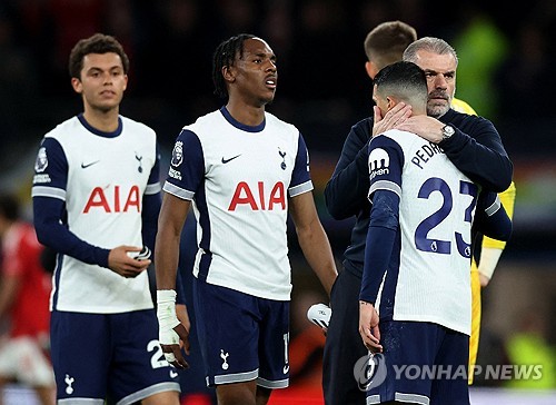 엔지 포스테코글루 감독이 이끄는 토트넘 홋스퍼가 22일(한국시간) 영국 런던에 있는 토트넘 홋스퍼 스타디움에서 열린 노팅엄 포레스트와의 2024-2025시즌 프리미어리그 33라운드 홈 경기에서 1-2로 패했다. 연합뉴스