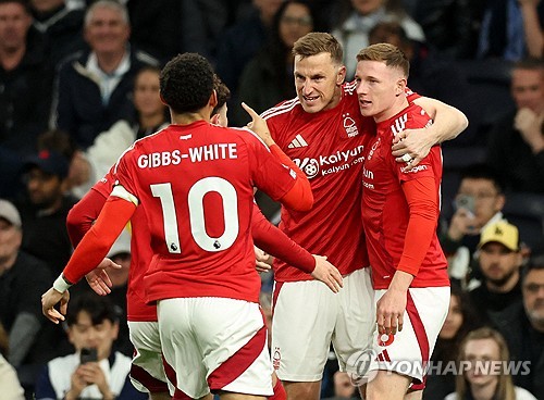 엔지 포스테코글루 감독이 이끄는 토트넘 홋스퍼가 22일(한국시간) 영국 런던에 있는 토트넘 홋스퍼 스타디움에서 열린 노팅엄 포레스트와의 2024-2025시즌 프리미어리그 33라운드 홈 경기에서 1-2로 패했다. 연합뉴스