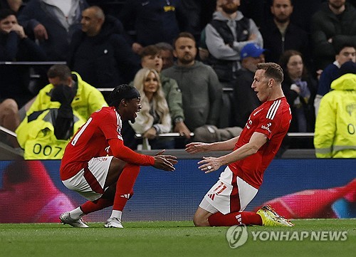 엔지 포스테코글루 감독이 이끄는 토트넘 홋스퍼가 22일(한국시간) 영국 런던에 있는 토트넘 홋스퍼 스타디움에서 열린 노팅엄 포레스트와의 2024-2025시즌 프리미어리그 33라운드 홈 경기에서 1-2로 패했다. 연합뉴스