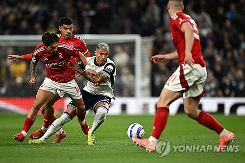 엔지 포스테코글루 감독이 이끄는 토트넘 홋스퍼가 22일(한국시간) 영국 런던에 있는 토트넘 홋스퍼 스타디움에서 열린 노팅엄 포레스트와의 2024-2025시즌 프리미어리그 33라운드 홈 경기에서 1-2로 패했다. 연합뉴스