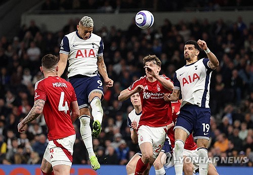 엔지 포스테코글루 감독이 이끄는 토트넘 홋스퍼가 22일(한국시간) 영국 런던에 있는 토트넘 홋스퍼 스타디움에서 열린 노팅엄 포레스트와의 2024-2025시즌 프리미어리그 33라운드 홈 경기에서 1-2로 패했다. 연합뉴스