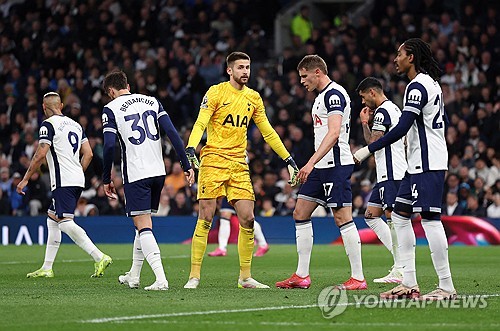 엔지 포스테코글루 감독이 이끄는 토트넘 홋스퍼가 22일(한국시간) 영국 런던에 있는 토트넘 홋스퍼 스타디움에서 열린 노팅엄 포레스트와의 2024-2025시즌 프리미어리그 33라운드 홈 경기에서 1-2로 패했다. 연합뉴스