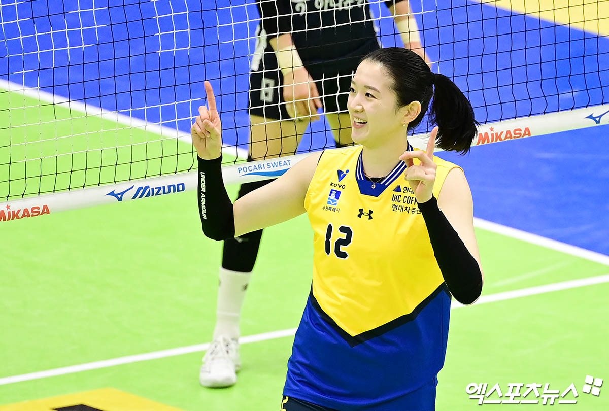 11일 오후 경기도 수원실내체육관에서 열린 '도드람 2024-2025 V리그' 현대건설과 한국도로공사의 경기, 현대건설 이다현이 득점에 기뻐하고 있다. 엑스포츠뉴스 DB