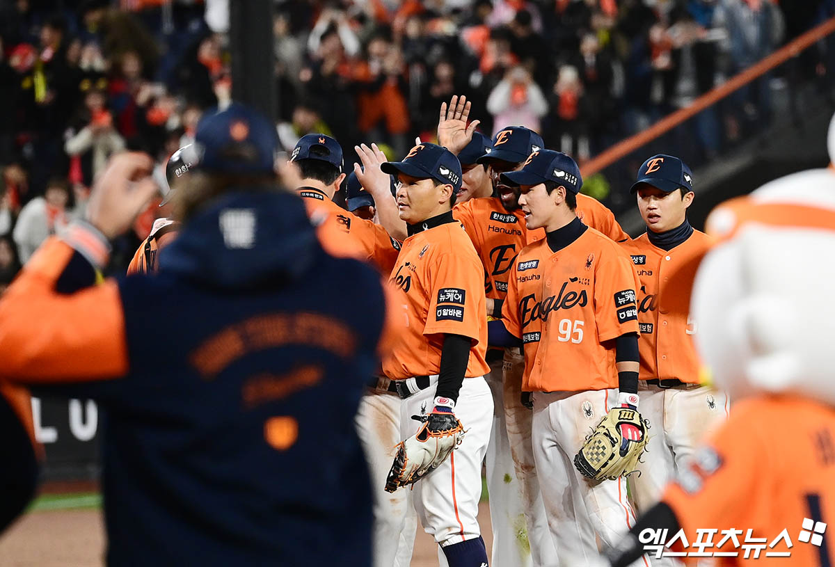 한화는 지난 18~20일 대전한화생명볼파크에서 열린 '2025 신한 SOL Bank KBO 리그' NC와 주말 3연전에서 싹쓸이 승리를 챙겼다. 리그 2위에 오른 현재, 구단과 팬이 목표하는 가을야구 진출이 실제 이뤄질 수 있을지 많은 관심을 받고 있다. 엑스포츠뉴스 DB