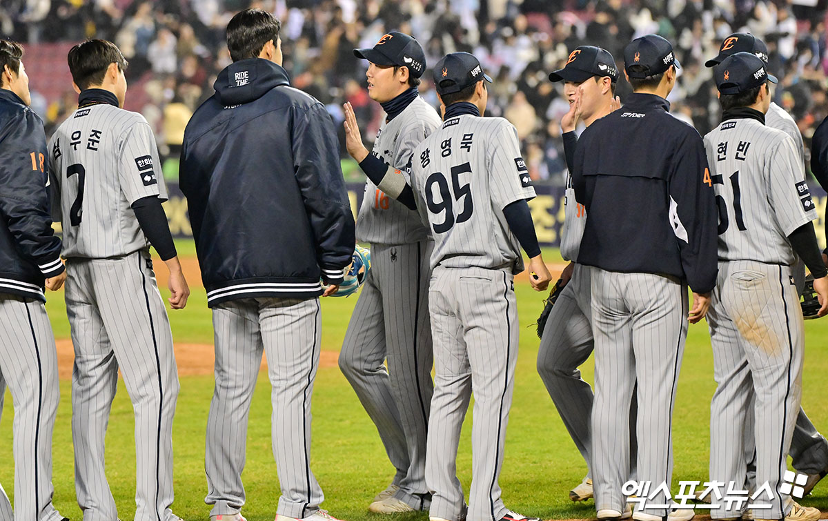 한화는 지난 18~20일 대전한화생명볼파크에서 열린 '2025 신한 SOL Bank KBO 리그' NC와 주말 3연전에서 싹쓸이 승리를 챙겼다. 리그 2위에 오른 현재, 구단과 팬이 목표하는 가을야구 진출이 실제 이뤄질 수 있을지 많은 관심을 받고 있다. 엑스포츠뉴스 DB