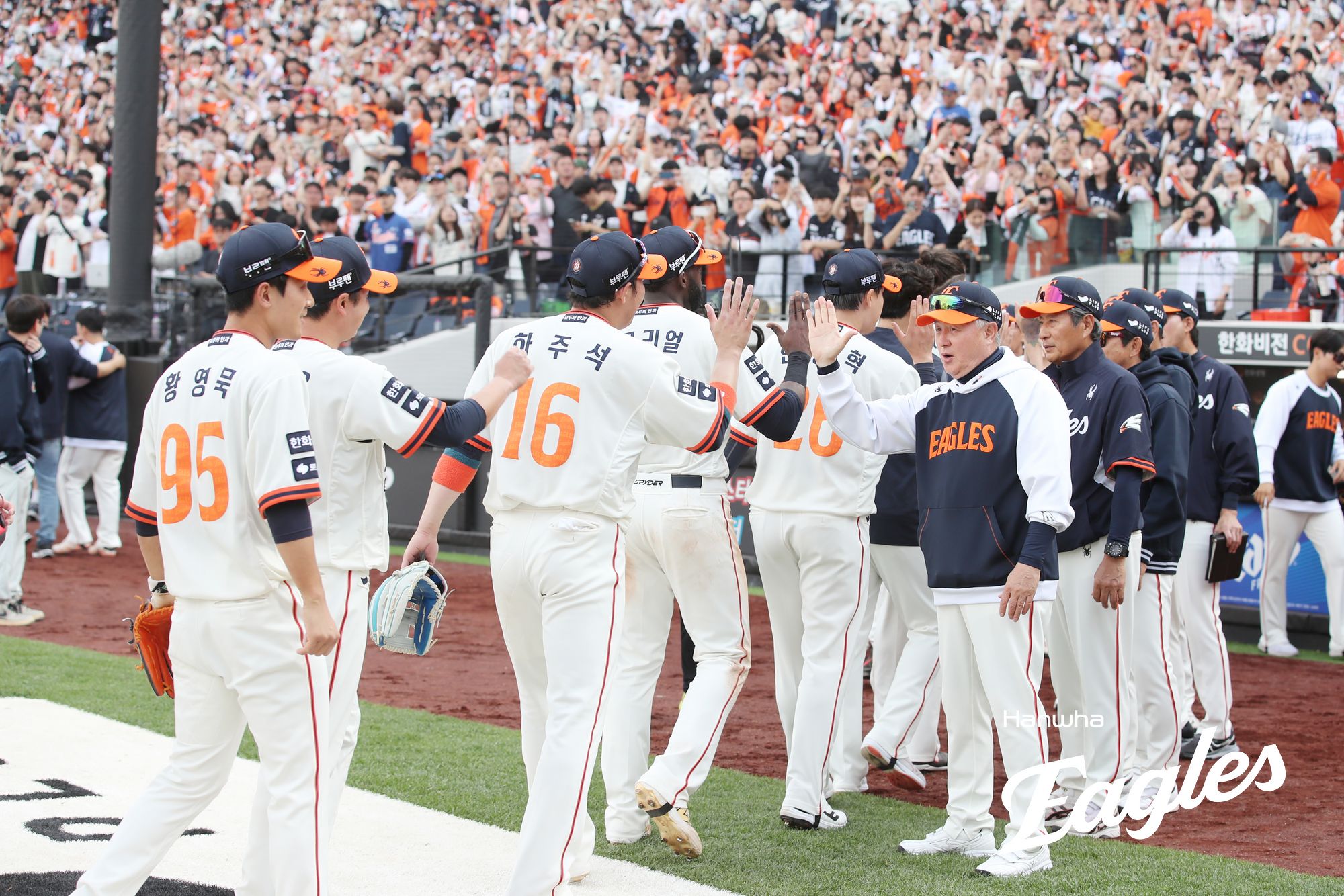 한화는 지난 18~20일 대전한화생명볼파크에서 열린 '2025 신한 SOL Bank KBO 리그' NC와 주말 3연전에서 싹쓸이 승리를 챙겼다. 리그 2위에 오른 현재, 구단과 팬이 목표하는 가을야구 진출이 실제 이뤄질 수 있을지 많은 관심을 받고 있다. 한화 이글스