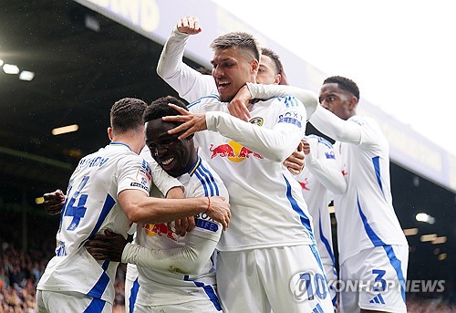 마크 로빈스 감독이 이끄는 스토크 시티가 22일(한국시간) 영국 리즈에 있는 앨런드 로드에서 열린 리즈 유나이티드와의 2024-2025시즌 챔피언십 44라운드 원정 경기에서 무려 0-6 대패를 당했다. 배준호가 선발 출장해 활약했지만, 팀 수비진이 무너지면서 별다른 활약을 하지 못했다. 스토크는 2연승 행진이 좌절됐다. 승점 50(12승14무18패)에 머무른 스토크는 강긍권 순위인 22위 루턴타운(승점46)과 승점 차가 단 4점에 불과하다. 연합뉴스