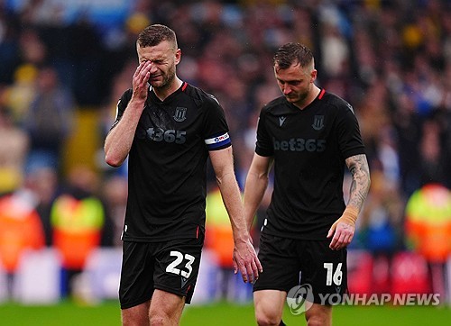 마크 로빈스 감독이 이끄는 스토크 시티가 22일(한국시간) 영국 리즈에 있는 앨런드 로드에서 열린 리즈 유나이티드와의 2024-2025시즌 챔피언십 44라운드 원정 경기에서 무려 0-6 대패를 당했다. 배준호가 선발 출장해 활약했지만, 팀 수비진이 무너지면서 별다른 활약을 하지 못했다. 스토크는 2연승 행진이 좌절됐다. 승점 50(12승14무18패)에 머무른 스토크는 강긍권 순위인 22위 루턴타운(승점46)과 승점 차가 단 4점에 불과하다. 연합뉴스