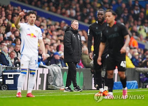 마크 로빈스 감독이 이끄는 스토크 시티가 22일(한국시간) 영국 리즈에 있는 앨런드 로드에서 열린 리즈 유나이티드와의 2024-2025시즌 챔피언십 44라운드 원정 경기에서 무려 0-6 대패를 당했다. 배준호가 선발 출장해 활약했지만, 팀 수비진이 무너지면서 별다른 활약을 하지 못했다. 스토크는 2연승 행진이 좌절됐다. 승점 50(12승14무18패)에 머무른 스토크는 강긍권 순위인 22위 루턴타운(승점46)과 승점 차가 단 4점에 불과하다. 연합뉴스