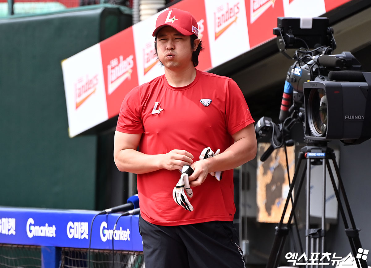 21일 오후 인천SSG랜더스필드에서 열리는 '2024 신한 SOL Bank KBO리그' LG 트윈스와 SSG 랜더스의 더블헤더 1차전 경기, SSG 최정이 훈련에 임하고 있다. 엑스포츠뉴스 DB