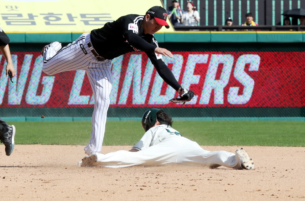 22일 오후 인천SSG랜더스필드에서 열린 '2025 신한 SOL Bank KBO리그' LG 트윈스와 SSG 랜더스의 경기, 5회말 1사 1루 SSG 이지영이 2루 도루를 시도하고 있다. SSG 랜더스