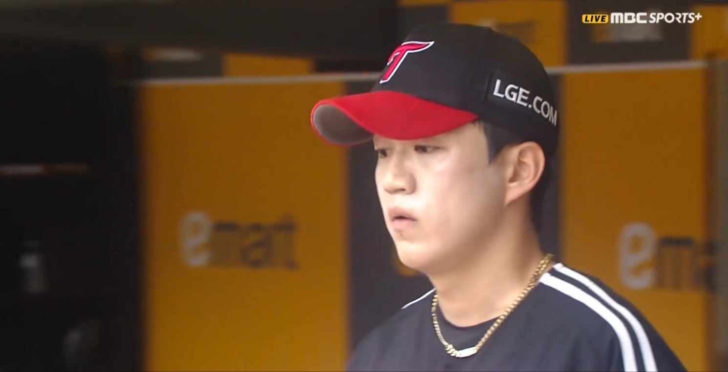 LG 투수 김주온은 지난 20일 인천 SSG랜더스필드에서 열린 '2025 신한 SOL Bank KBO 리그' SSG와 주말 3연전 마지막 경기에서 선발 등판했다. 제구가 흔들리며 아웃카운트 하나를 잡는 동안 4사구 4개를 내주며 무너졌다. MBC Sports+ 중계 캡처