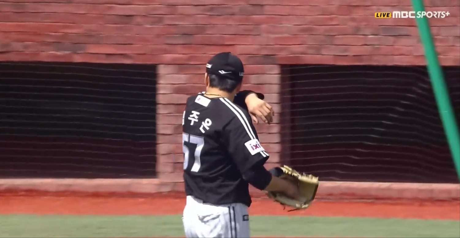 LG 투수 김주온은 지난 20일 인천 SSG랜더스필드에서 열린 '2025 신한 SOL Bank KBO 리그' SSG와 주말 3연전 마지막 경기에서 선발 등판했다. 제구가 흔들리며 아웃카운트 하나를 잡는 동안 4사구 4개를 내주며 무너졌다. MBC Sports+ 중계 캡처