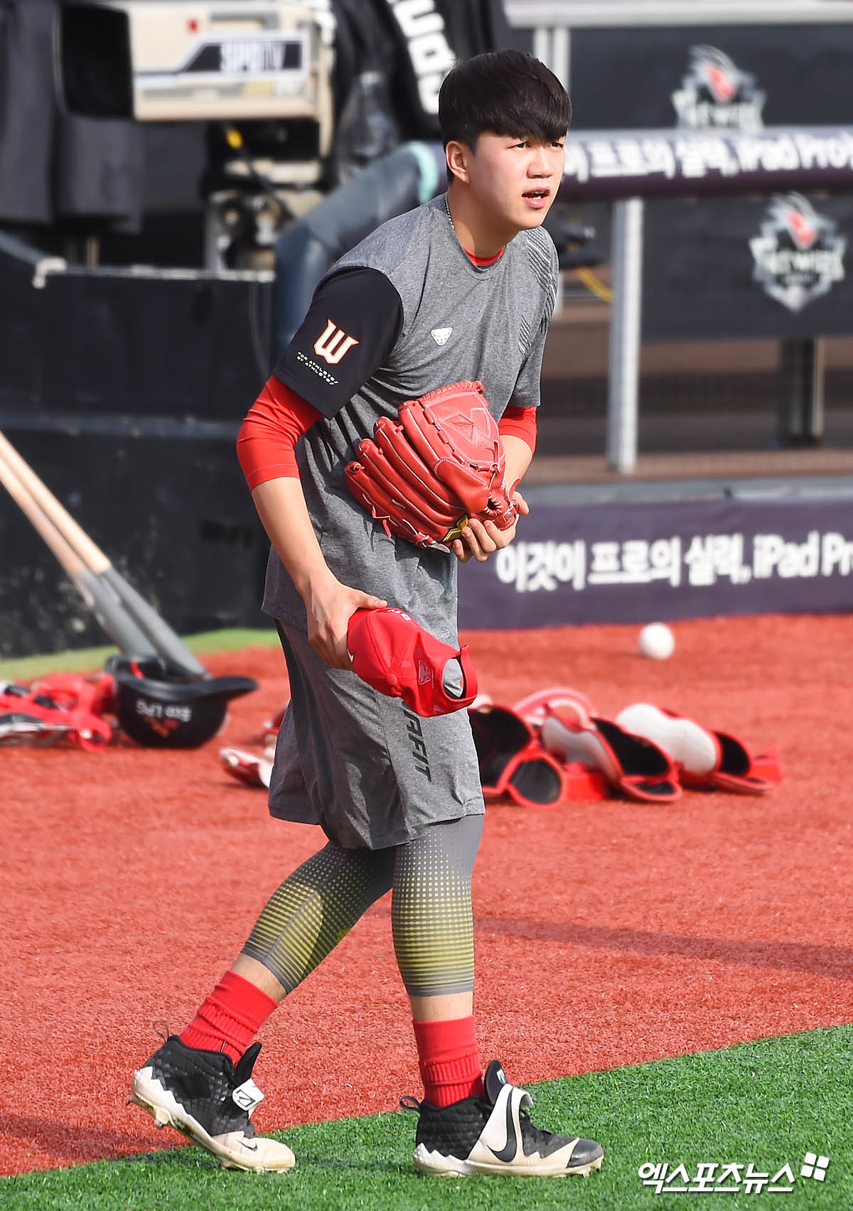 LG 투수 김주온은 지난 20일 인천 SSG랜더스필드에서 열린 '2025 신한 SOL Bank KBO 리그' SSG와 주말 3연전 마지막 경기에서 선발 등판했다. 제구가 흔들리며 아웃카운트 하나를 잡는 동안 4사구 4개를 내주며 무너졌다. 사진은 SK 시절 김주온. 엑스포츠뉴스 DB