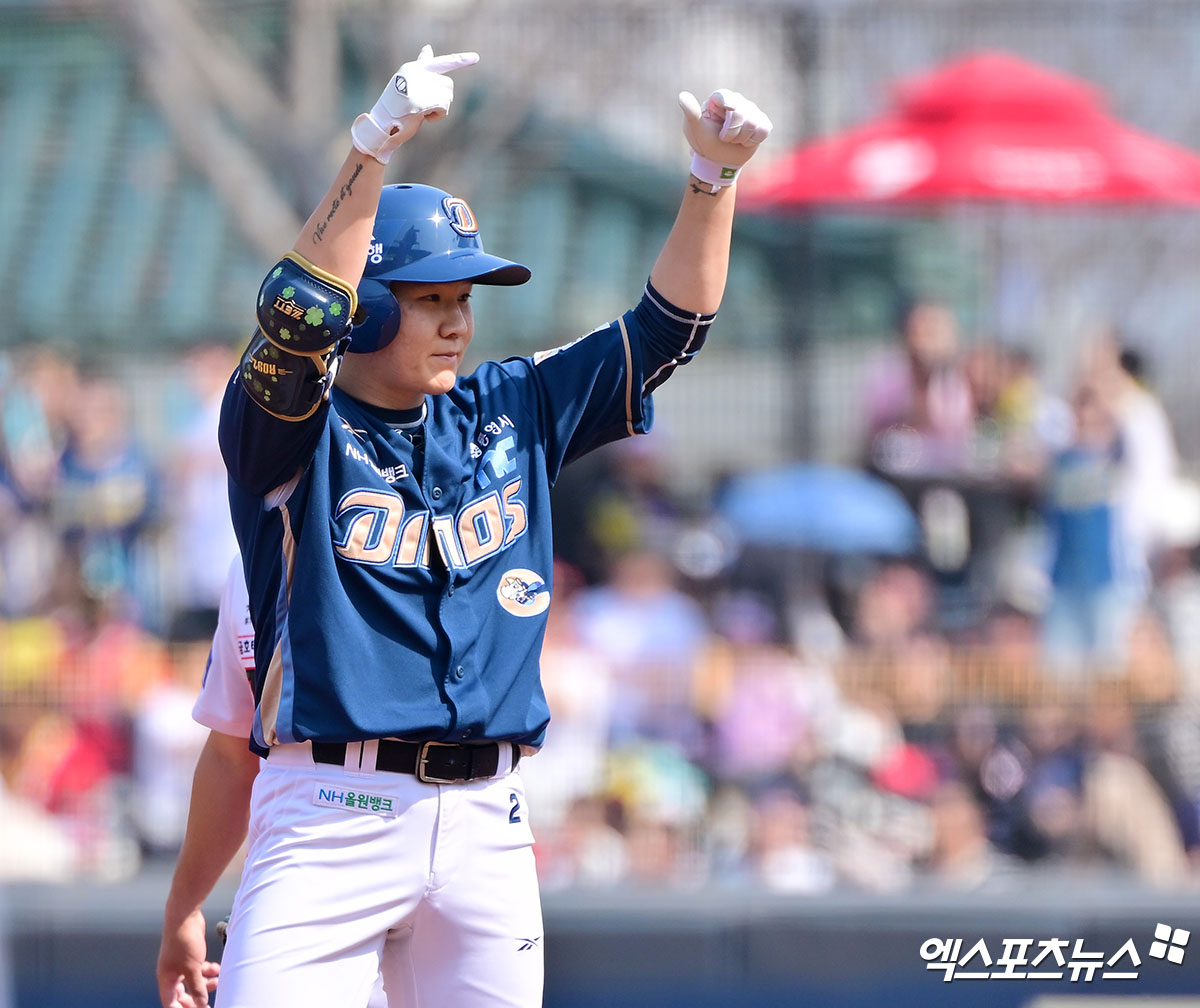 NC 내야수 박민우는 22일 잠실구장에서 열린 '2025 신한 SOL Bank KBO 리그' LG와 정규시즌 세 번째 맞대결에서 1번타자 2루수로 선발 출전했다. 개인 통산 1300경기 출전, 1500안타 등 다양한 기록과 함께 팀 승리라는 값진 선물을 받았다. 엑스포츠뉴스 DB