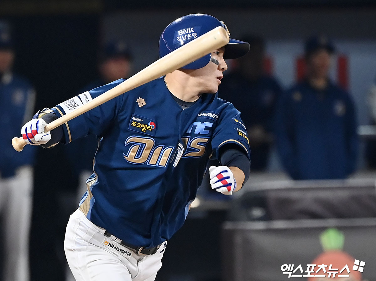 NC 내야수 박민우는 22일 잠실구장에서 열린 '2025 신한 SOL Bank KBO 리그' LG와 정규시즌 세 번째 맞대결에서 1번타자 2루수로 선발 출전했다. 개인 통산 1300경기 출전, 1500안타 등 다양한 기록과 함께 팀 승리라는 값진 선물을 받았다. 엑스포츠뉴스 DB