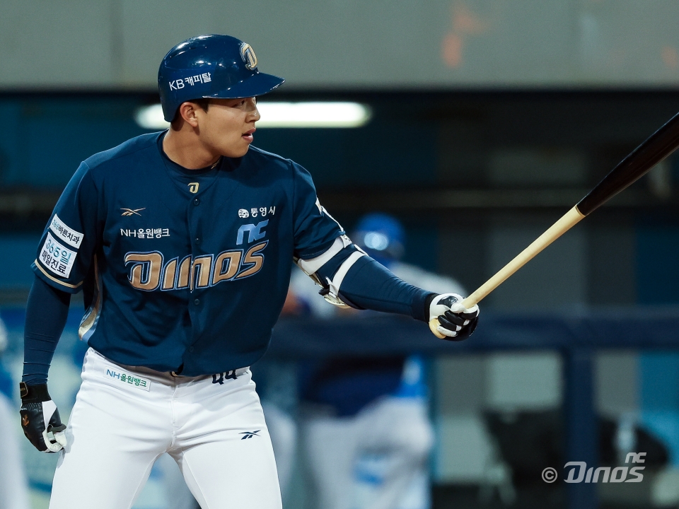 NC 내야수 김휘집은 22일 잠실구장에서 열린 '2025 신한 SOL Bank KBO 리그' LG와 정규시즌 세 번째 맞대결에서 6번타자 3루수로 선발 출전했다. 10회초 결승 2루타를 쳐 연패 탈출에 혁혁한 공을 세웠다. NC 다이노스