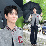 박보검, 출근길에서 '우산씬' 찍는 비주얼