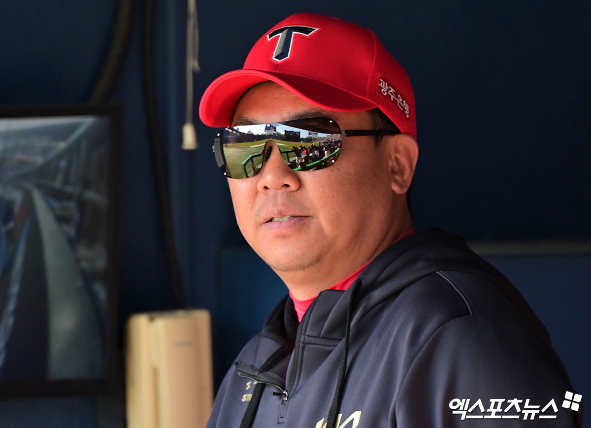KIA 타이거즈 이범호 감독이 올해 정규시즌 경기를 앞두고 그라운드를 바라보고 있다. 엑스포츠뉴스 DB