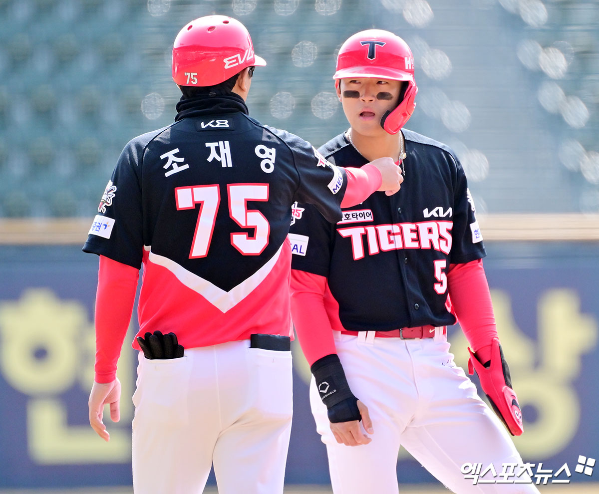 KIA 타이거즈 내야수 김도영이 올해 시범경기에서 출루 후 코치와 대화하고 있다. 엑스포츠뉴스 DB