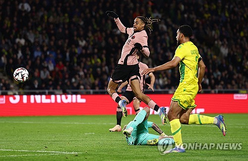 파리 생제르맹(PSG)은 23일(한국시간) 프랑스 낭트에 위치한 스타드 드 라 보주아르에서 열린 낭트와의 2024-25시즌 리그1 29라운드 원정 경기에서 1-1 무승부를 거뒀다. 이날 선발로 나선 이강인은 시즌 6호 도움을 올리는데 성공했다. 4-3-3 전형에서 오른쪽 윙어로 선발 출전한 이강인 전반 33분 비티냐의 선제골을 도우면서 공격포인트를 올리며 올시즌 공격포인트를 6골 6도움으로 늘렸다. 연합뉴스