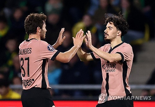 루이스 엔리케 감독이 이끄는 PSG가 23일(한국시간) 프랑스 낭트에 있는 스타드 드라 보주아에서 열린 낭트와의 2024-2025시즌 리그1 29라운드 순연 경기에서 1-1로 비겼다. 이강인도 지난 르아브르전에 이어 2경기 연속 선발 출장하면서 기회를 받았다. 나아가 리그 6호 도움을 기록해 지난 2022-2023시즌 마요르카(스페인)에서 기록한 자신의 커리어 하이 기록과 타이를 이뤘다. 연합뉴스